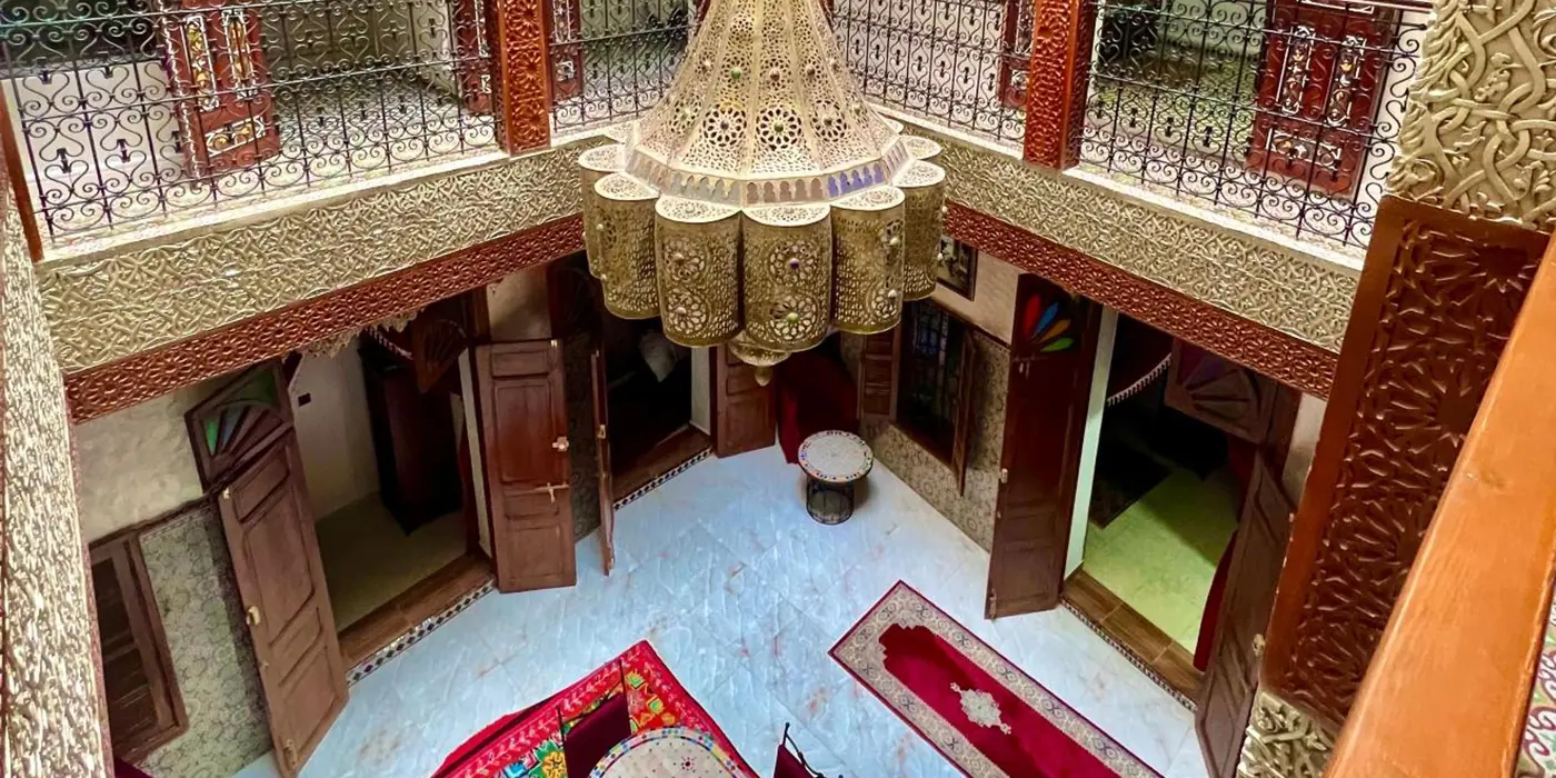 Le patio vu de la galerie, le grand lustre et les tapis