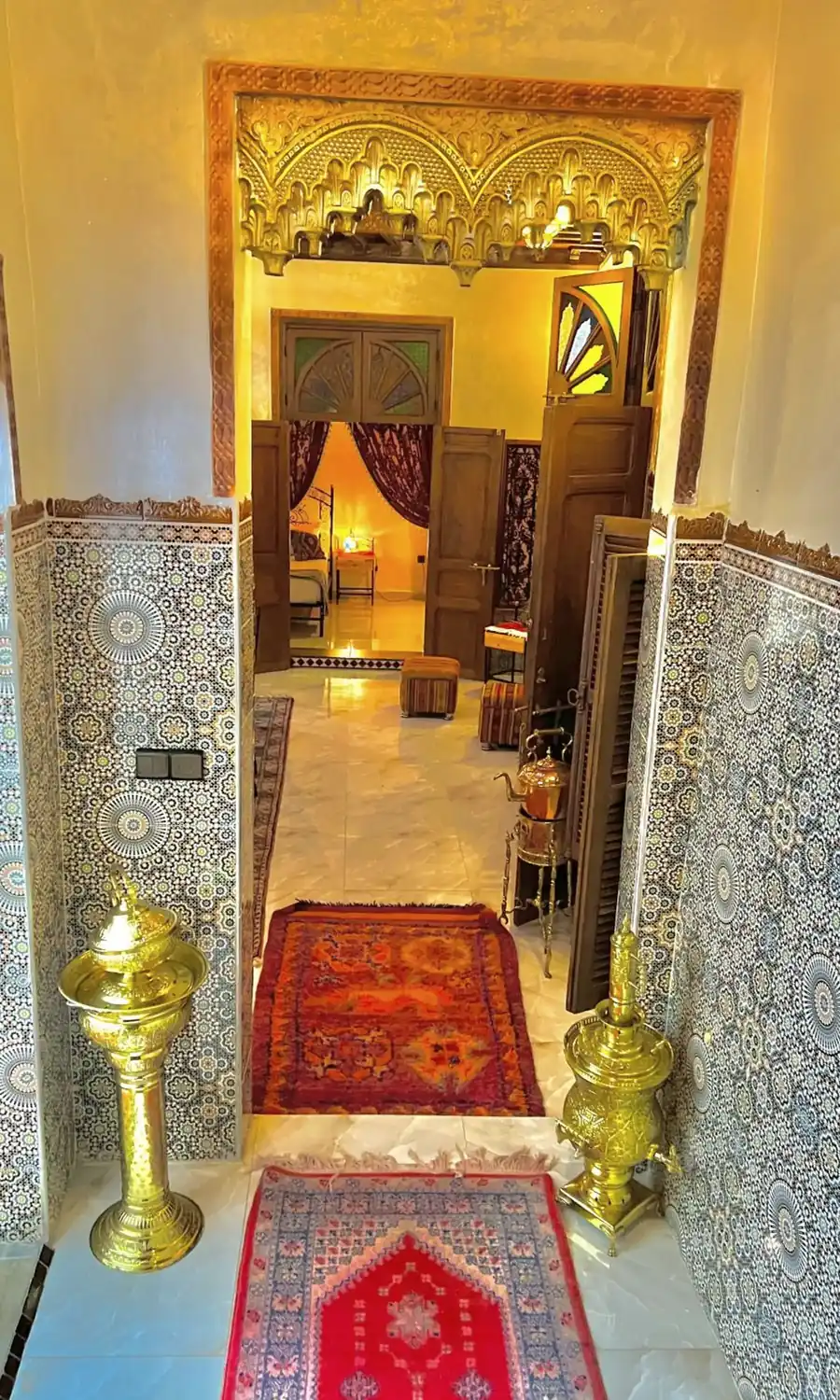 L’entrée de la maison, tapis rouge et zellige