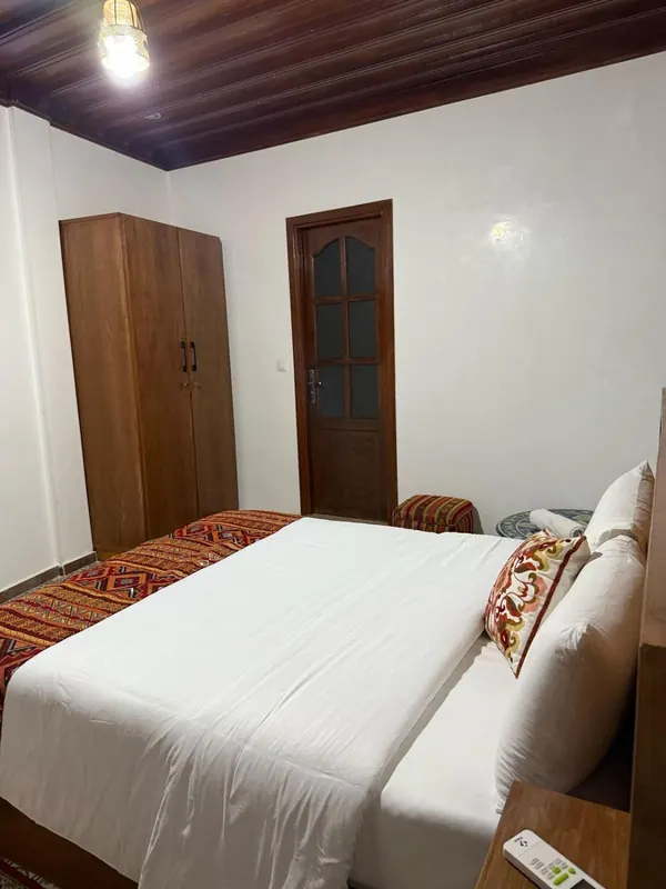 La Chambre Lit Queen-Size Deluxe, sous un plafond de bois