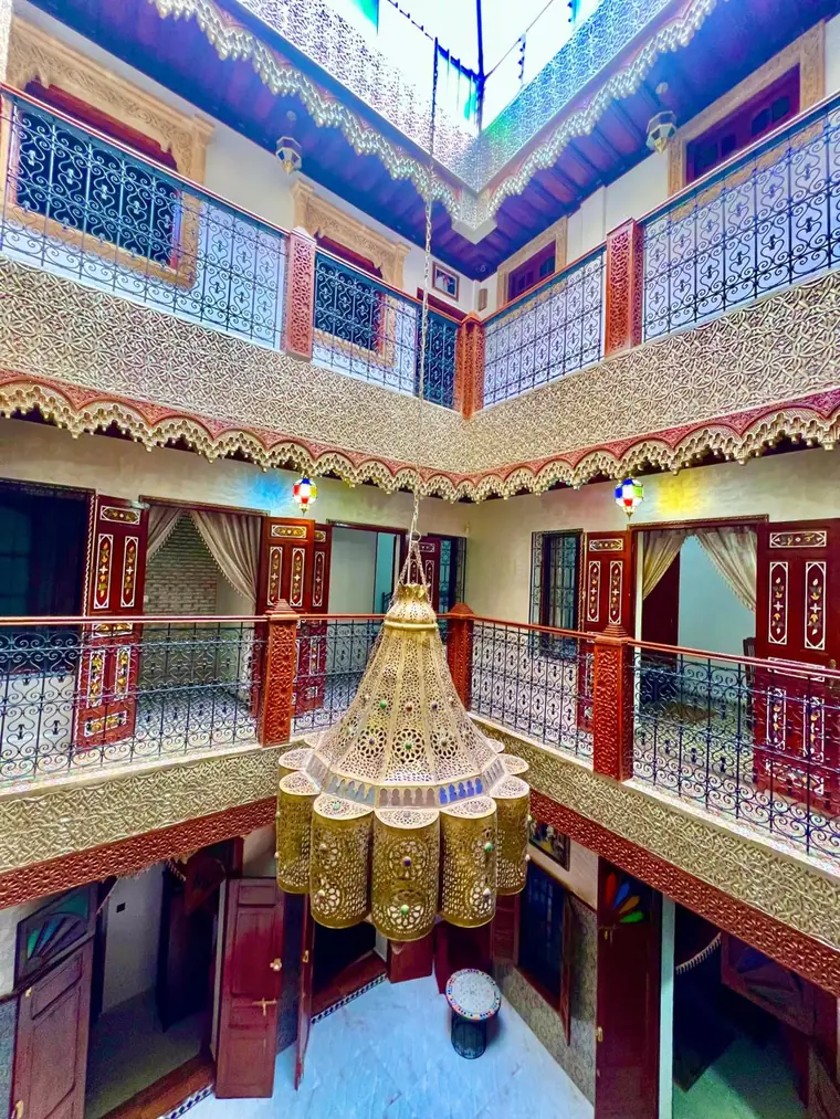 Les galeries du patio et le grand lustre