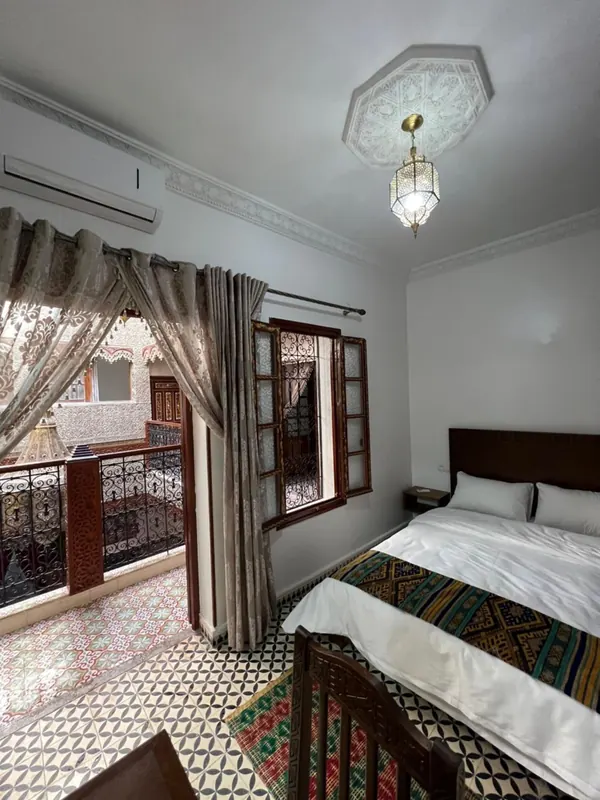 La Chambre Double Deluxe, lit et fenêtre
