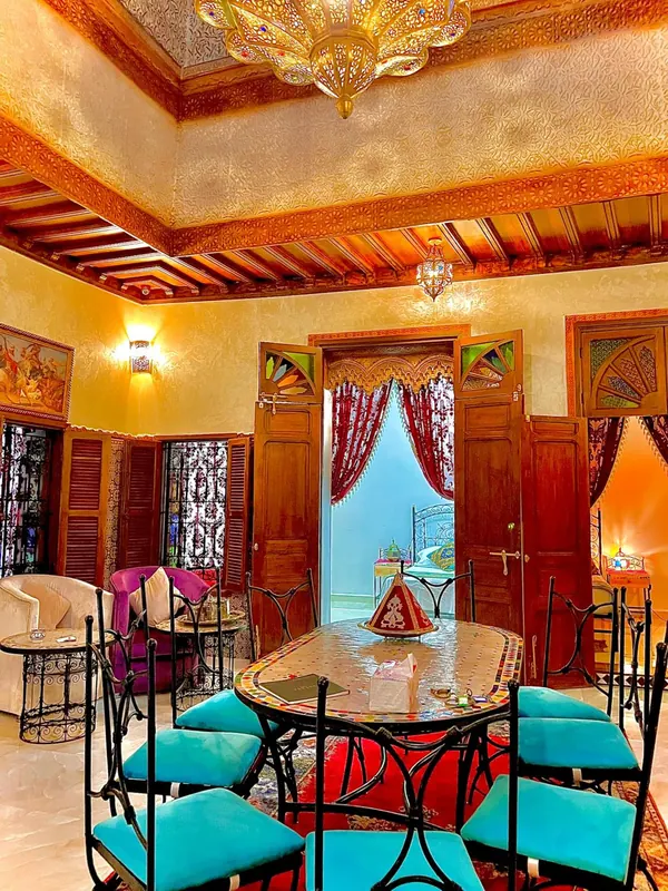 Le salon du patio, chaises turquoise et table de zellige