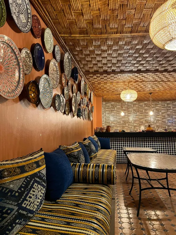 Le salon sur le toit, banquettes et assiettes peintes