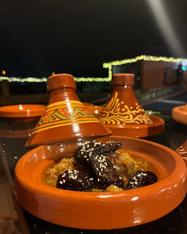 Un tajine aux pruneaux, le soir sur la terrasse