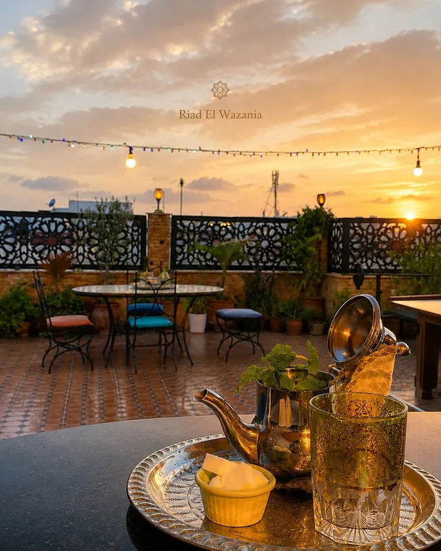 Le thé servi sur la terrasse, au coucher du soleil