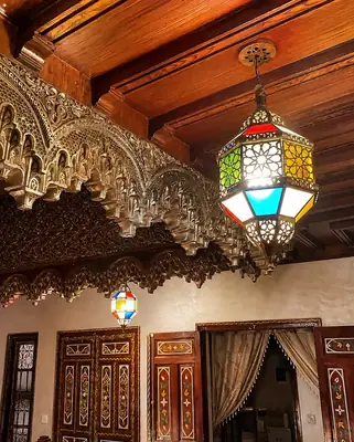 Une lanterne de couleur devant le plâtre sculpté