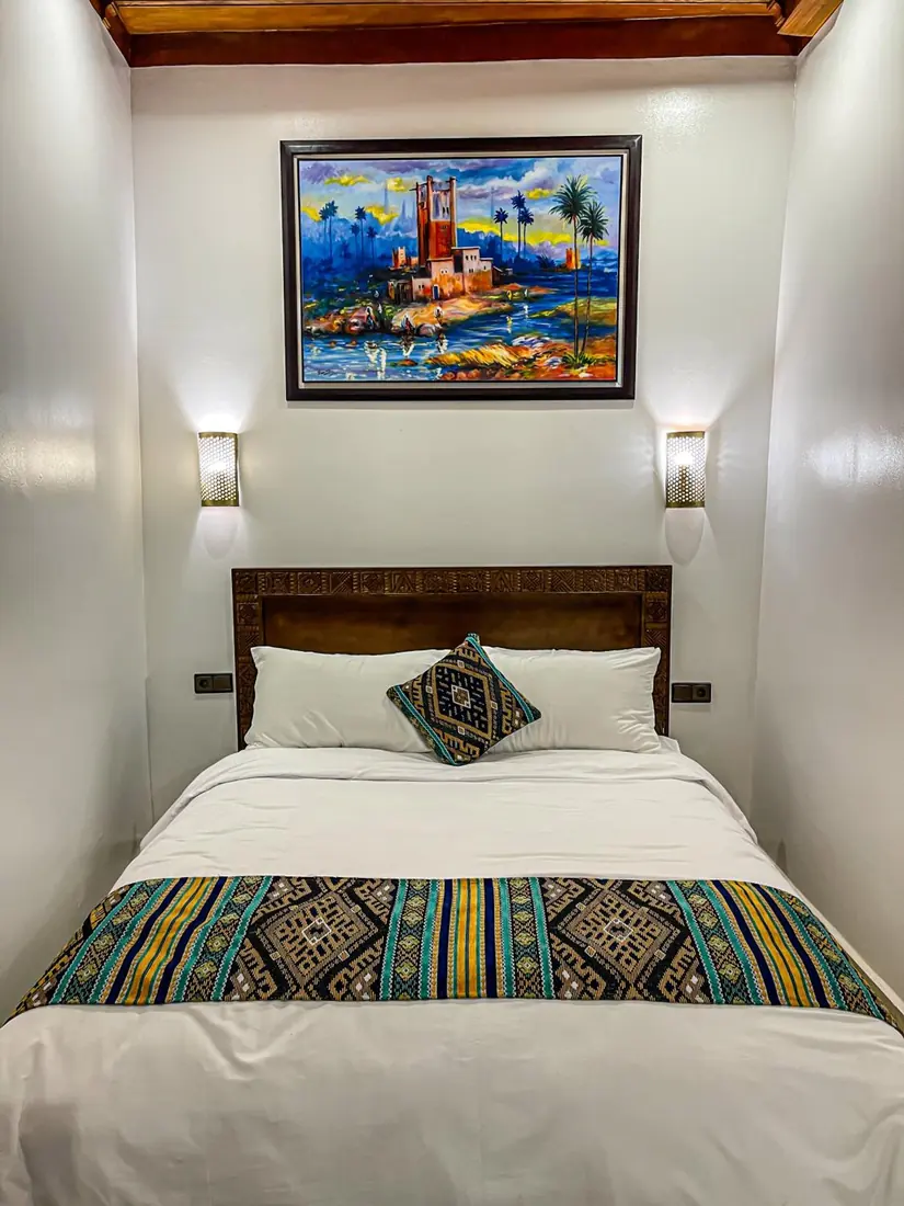 Une chambre double de la maison, sous un tableau