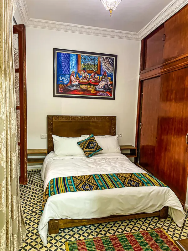 Une chambre double, serviettes brodées au nom de la maison