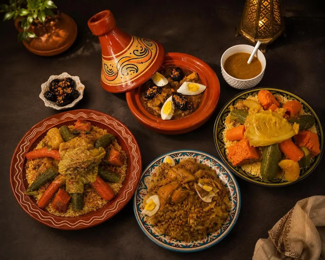 Tajines et couscous servis à la maison