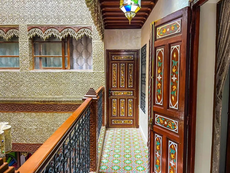 Le patio et son lustre, vus de la galerie